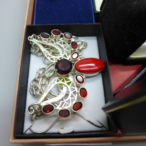 2026 - Costume jewellery including a silver brooch and pendant