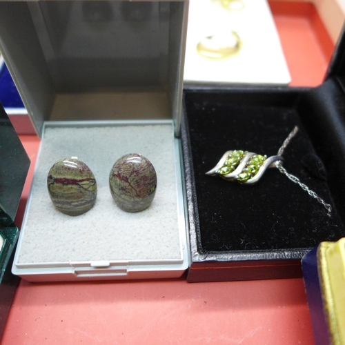 2026 - Costume jewellery including a silver brooch and pendant