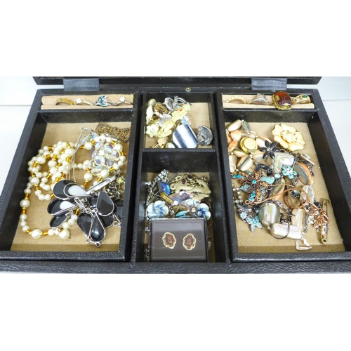 2039 - A box of costume jewellery including rings, earrings, necklaces, etc.