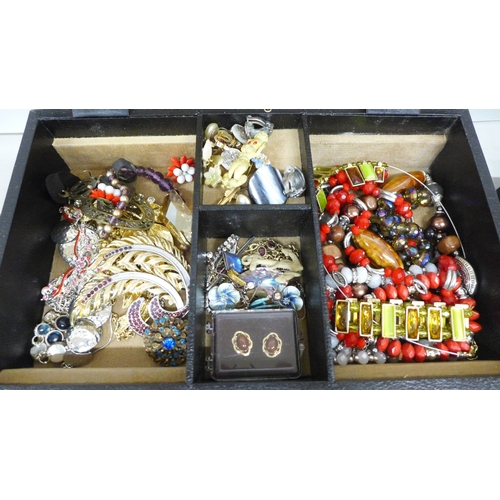 2039 - A box of costume jewellery including rings, earrings, necklaces, etc.
