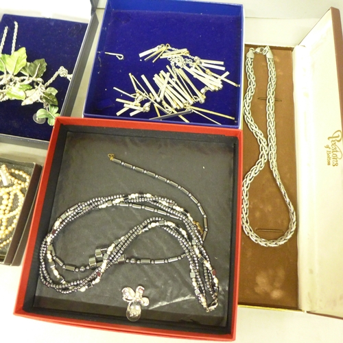 2053 - A collection of costume jewellery