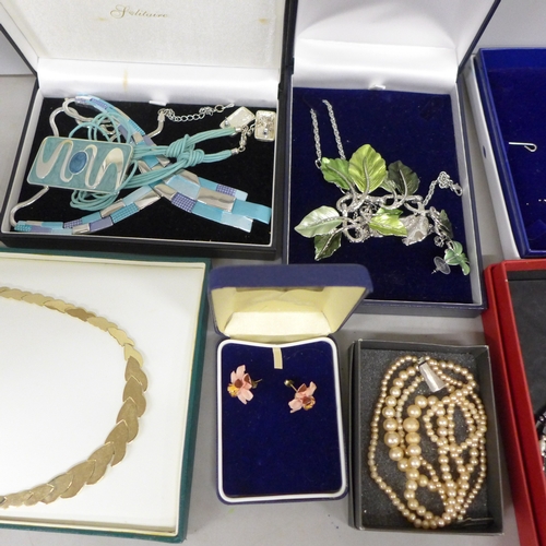 2053 - A collection of costume jewellery