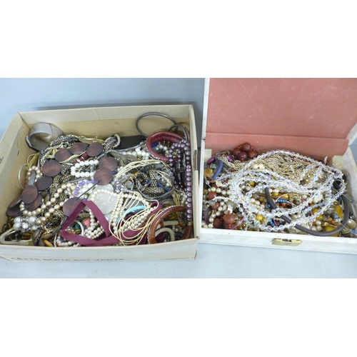 2138 - A box and jewellery case of costume jewellery