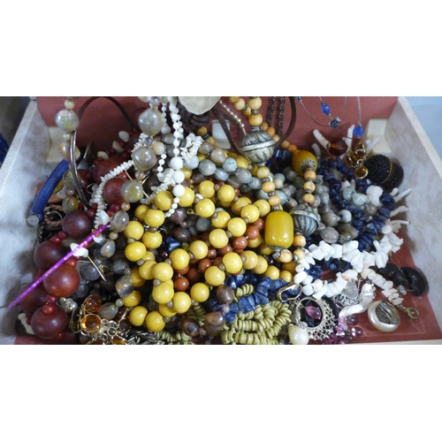 2138 - A box and jewellery case of costume jewellery