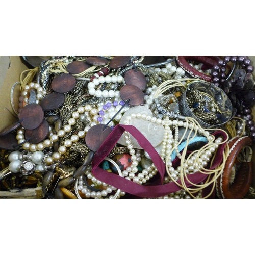 2138 - A box and jewellery case of costume jewellery