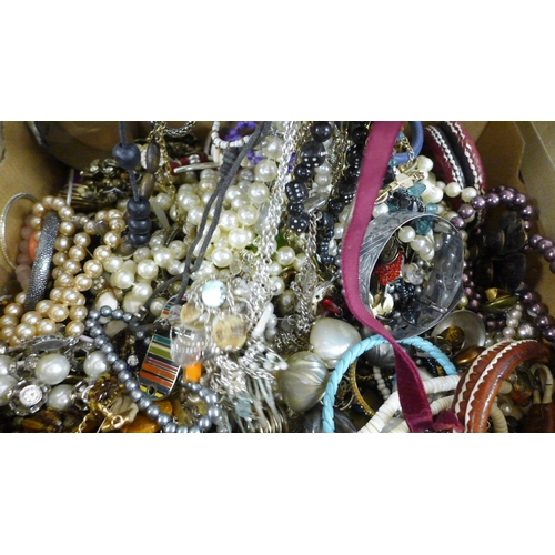 2138 - A box and jewellery case of costume jewellery