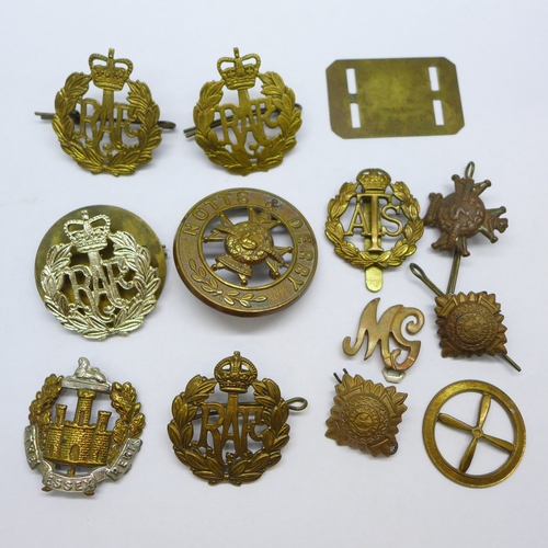 2170 - A collection of military cap badges, and a button polishing guard