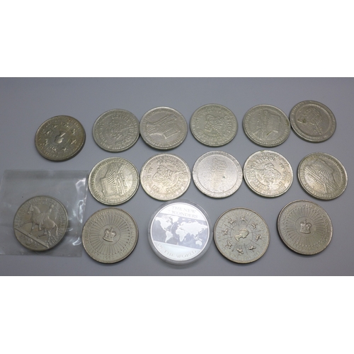 2178 - Five £5 coins, a Rio De Janeiro coin and a set of Las Vegas coins