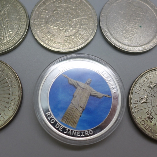 2178 - Five £5 coins, a Rio De Janeiro coin and a set of Las Vegas coins