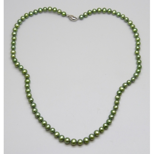 7068 - A Honora green pearl necklace with a silver clasp, 19g, 46cm