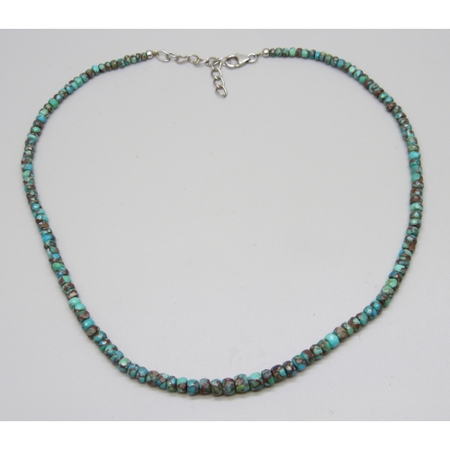 7078 - A faceted turquoise necklace with a silver clasp, 46cm full extension