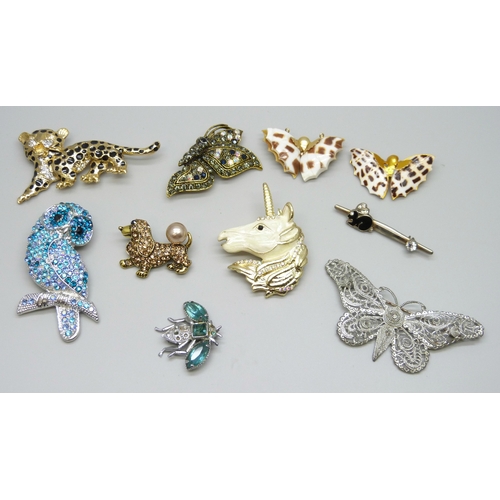 7083 - A collection of ten costume animal brooches