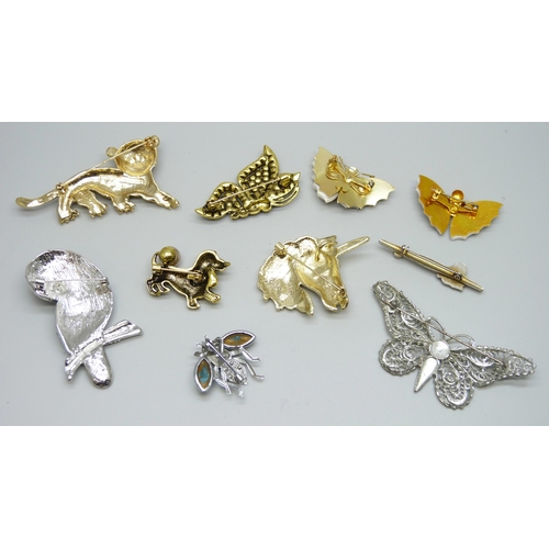 7083 - A collection of ten costume animal brooches