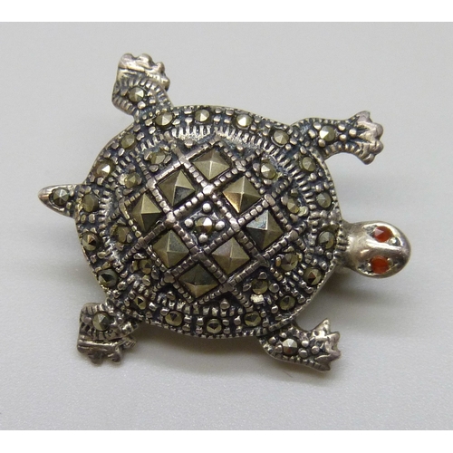 7096 - A silver brooch in the form of a turtle, set with marcasite and red stone eyes, 2.4cm
