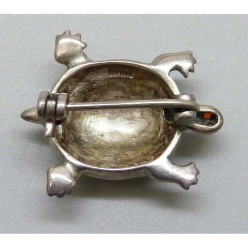7096 - A silver brooch in the form of a turtle, set with marcasite and red stone eyes, 2.4cm