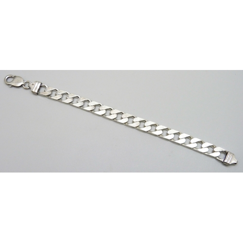 7099 - A silver chunky curb chain bracelet, 30g, 19cm, 9mm wide