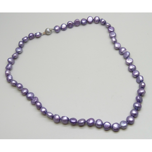 7103 - A lavender purple pearl necklace with a silver clasp, 35g, 46cm