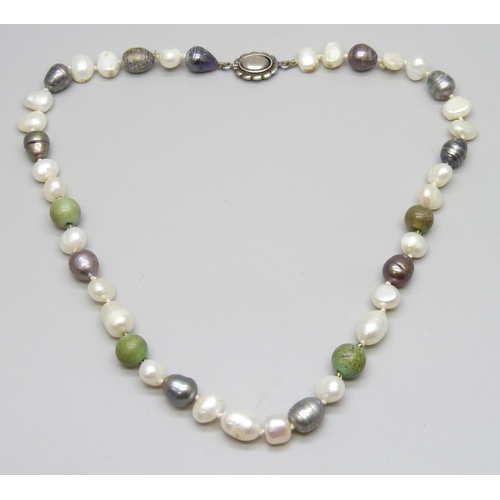 7104 - A pearl necklace with a silver clasp, 31g, 41cm