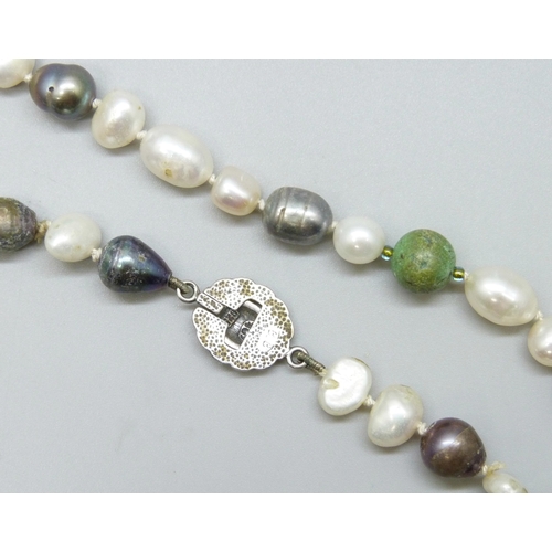 7104 - A pearl necklace with a silver clasp, 31g, 41cm
