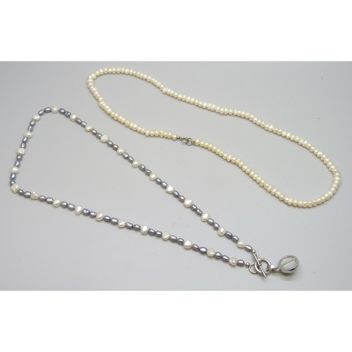7118 - Two pearl necklaces, 35g total