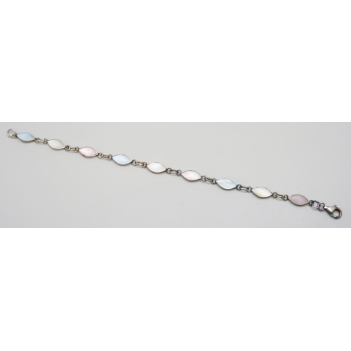 7120 - A mother of pearl and silver bracelet, 19.5cm