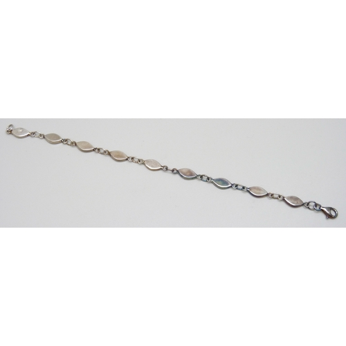 7120 - A mother of pearl and silver bracelet, 19.5cm