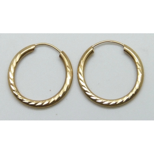 7123 - A pair of 9ct gold hoop earrings, 0.6g, 1.9cm