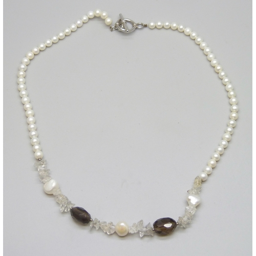7125 - A pearl necklace set with faceted smoky quartz stones and white quartz chips, with a silver clasp, 4... 