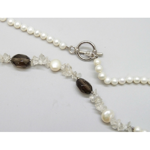 7125 - A pearl necklace set with faceted smoky quartz stones and white quartz chips, with a silver clasp, 4... 