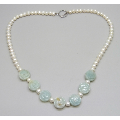 7131 - A pearl and carved flower design jade/jadeite necklace with a silver T bar clasp, 32g, 47cm