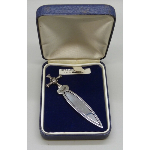 7134 - A silver bookmark, 6g, 7.6cm, boxed