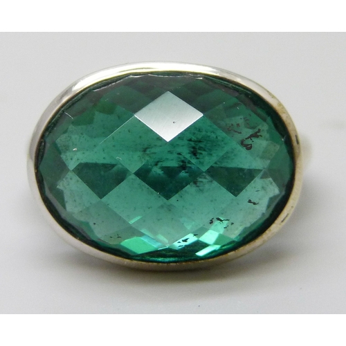 7138 - A 9ct white gold chequer board cut green stone ring, 4.8g, L