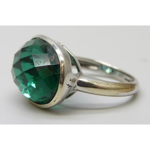 7138 - A 9ct white gold chequer board cut green stone ring, 4.8g, L