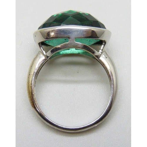 7138 - A 9ct white gold chequer board cut green stone ring, 4.8g, L