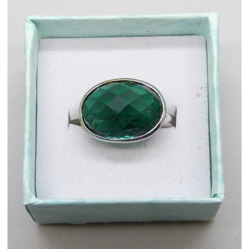 7138 - A 9ct white gold chequer board cut green stone ring, 4.8g, L