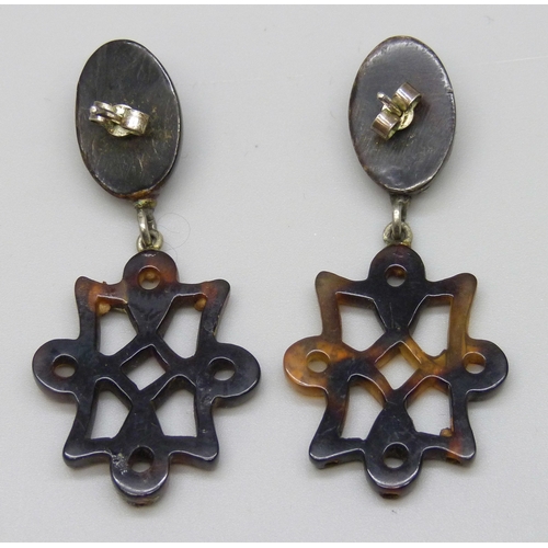 7151 - Pair of Victorian pique drop earrings, 4.6cm