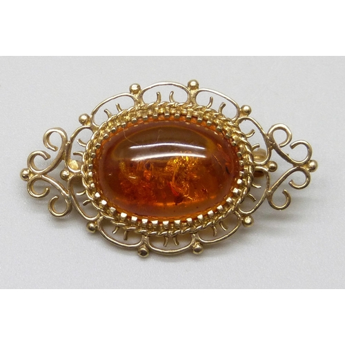 7152 - A 9ct gold Baltic amber brooch, 3.5cm, 4.9g