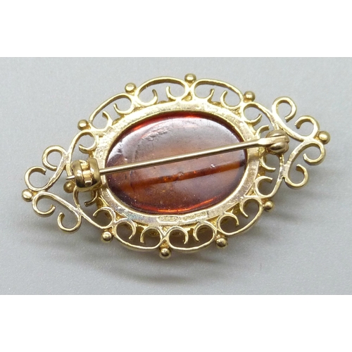7152 - A 9ct gold Baltic amber brooch, 3.5cm, 4.9g