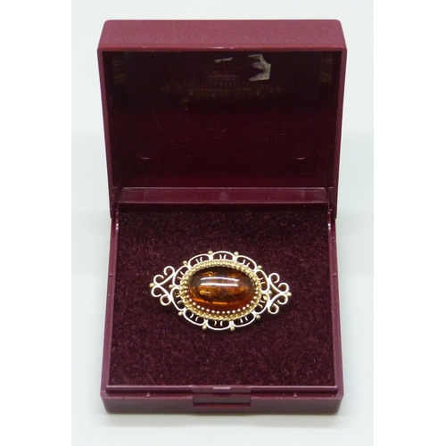 7152 - A 9ct gold Baltic amber brooch, 3.5cm, 4.9g