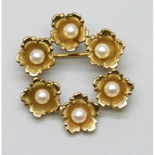 7154 - A 14ct gold flower design brooch set with pearls, 2.4g, 2.5cm