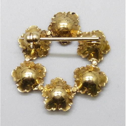 7154 - A 14ct gold flower design brooch set with pearls, 2.4g, 2.5cm