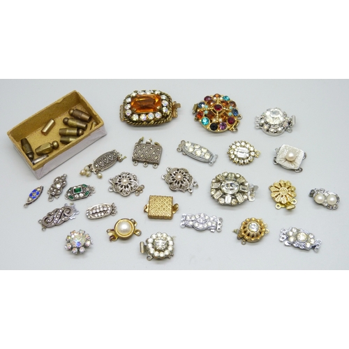 7155 - A collection of vintage necklace clasps/jewellery fastenings including nine silver examples, togethe... 