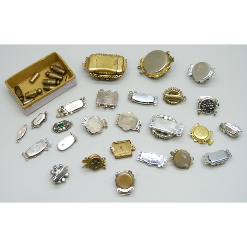 7155 - A collection of vintage necklace clasps/jewellery fastenings including nine silver examples, togethe... 