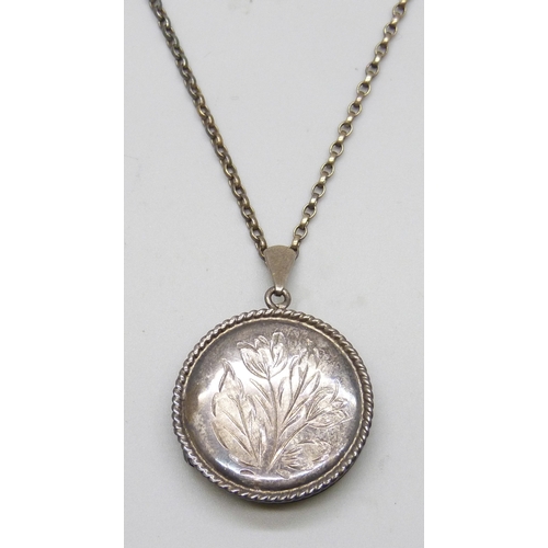 7158 - A silver locket on a silver belcher chain, 4.1cm including bail, 17g