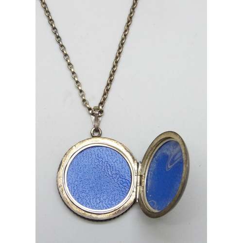 7158 - A silver locket on a silver belcher chain, 4.1cm including bail, 17g