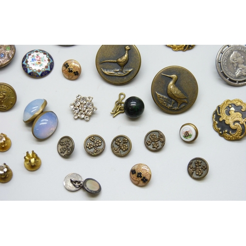 7159 - A collection of antique and later buttons, including G.T.F of Paris bird examples, micro-mosaic and ... 