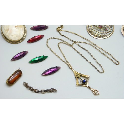 7161 - A Victorian jewellery box containing Victorian and Edwardian jewellery, including a cameo brooch, ne... 