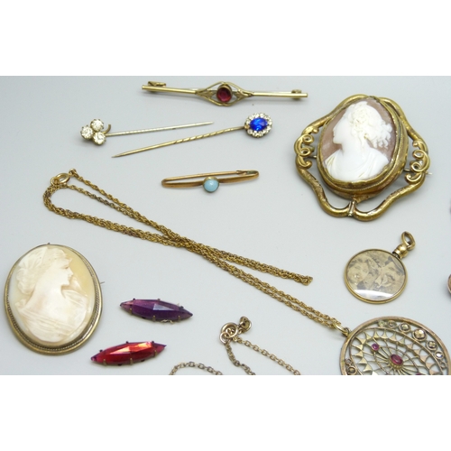 7161 - A Victorian jewellery box containing Victorian and Edwardian jewellery, including a cameo brooch, ne... 
