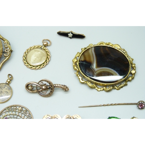 7161 - A Victorian jewellery box containing Victorian and Edwardian jewellery, including a cameo brooch, ne... 