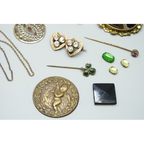 7161 - A Victorian jewellery box containing Victorian and Edwardian jewellery, including a cameo brooch, ne... 